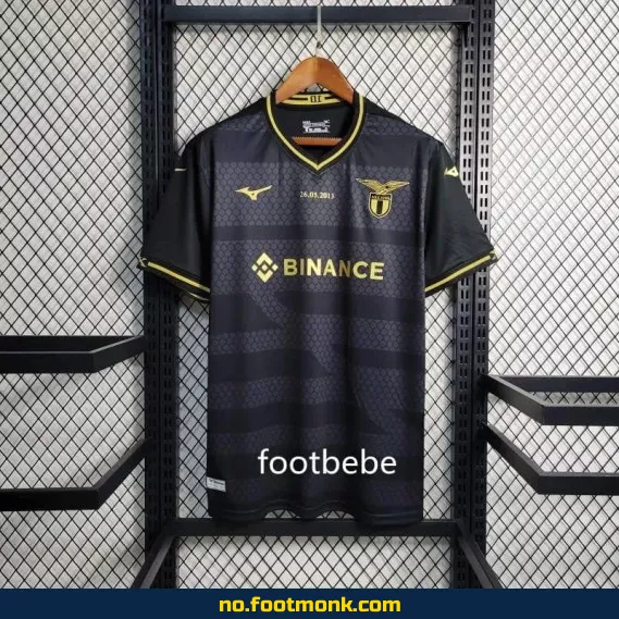Lazio 2023-2024 Fotballdrakt (10 år) – Svart | Offisiell Klubbdrakt | Barn & Voksne | Fotballtrøye med Navn | Kjøp Nå