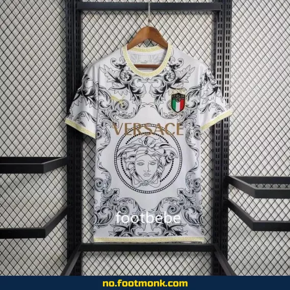 Italiensk fotballdrakt 2023-2024 – Hvit Versace-design | Offisiell drakt for barn og voksne | Fotballtrøye med navn og trykk